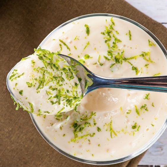 Se você está procurando uma sobremesa leve, refrescante e super fácil de fazer, a Mousse de Limão é a escolha perfeita! Com poucos ingredientes e sem complicação, você pode preparar essa delícia em minutos. O melhor de tudo? Não precisa de fogão nem de forno!