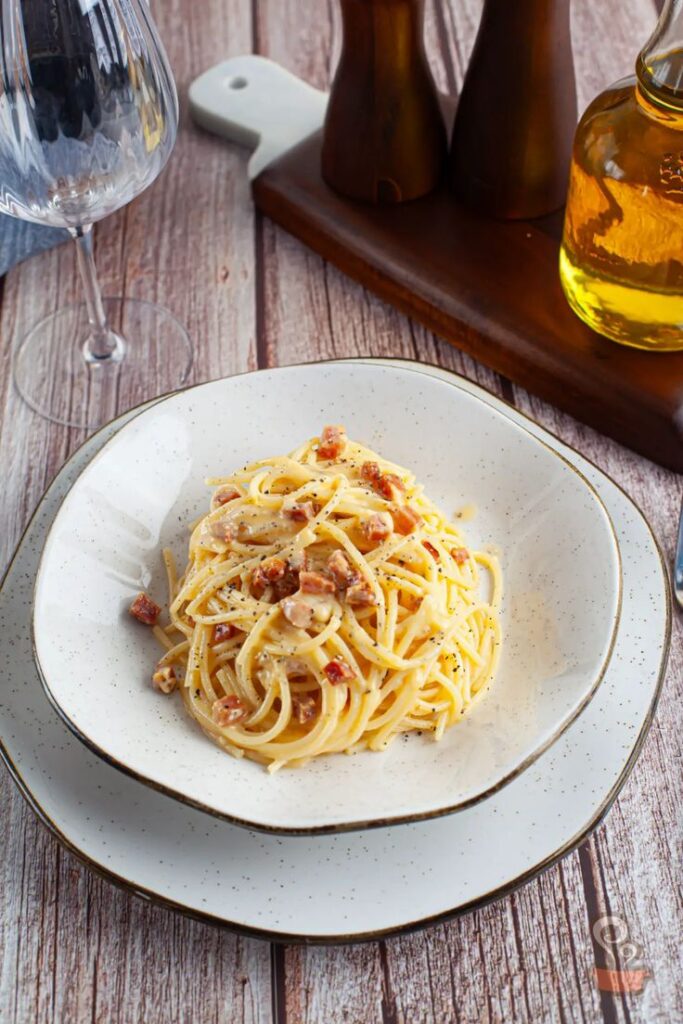 Um clássico italiano, o Macarrão à Carbonara é uma receita rápida, prática e incrivelmente saborosa. Com poucos ingredientes, você pode preparar uma refeição deliciosa em menos de 30 minutos, perfeita para um almoço ou jantar sem complicações.