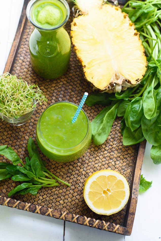 Comece o dia com um Smoothie Verde refrescante e cheio de nutrientes! Essa receita é rica em fibras, vitaminas e minerais, perfeita para quem quer algo leve e nutritivo para o café da manhã.