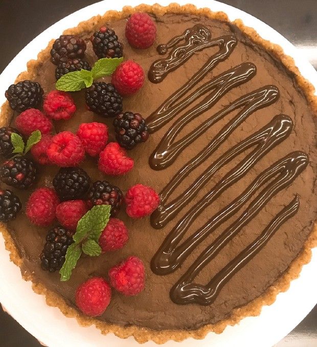 Torta de Chocolate Low Carb com Frutas Vermelhas: Sabor Sem Culpa