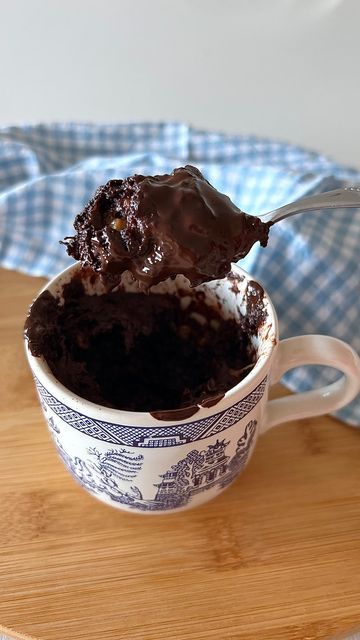 Quer uma sobremesa rápida e deliciosa? Esse bolo de caneca no micro-ondas é perfeito para matar a vontade de doce em minutos! Com poucos ingredientes, que você provavelmente já tem na sua cozinha, você pode preparar um bolo fofinho e saboroso em menos de 5 minutos.