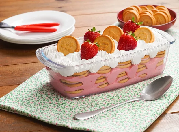 Morangos com Chantilly e Biscoitos